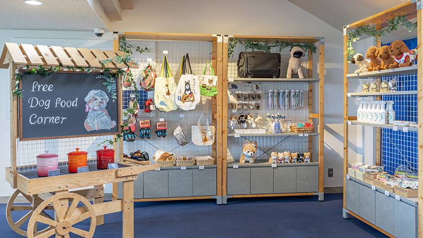 お土産やペットグッズが並ぶ明るいショップコーナー。旅の思い出にぴったりなアイテムが揃い、愛犬との旅行をより楽しく彩ります。｜犬と泊まれる静岡県のホテル｜Wan's Resort　城ヶ崎海岸