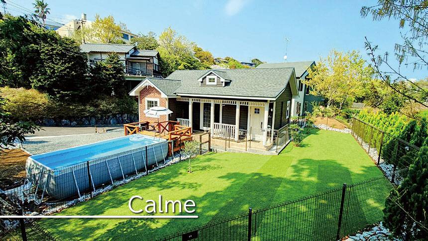 静岡県・伊豆高原の犬と泊まれる宿　ゆがふ「伊豆」｜calmaの外観と広い庭。青々とした芝生のドッグラン、大型のプライベートプール、そしてアメリカンハウススタイルの建物が並ぶ贅沢なリゾート空間