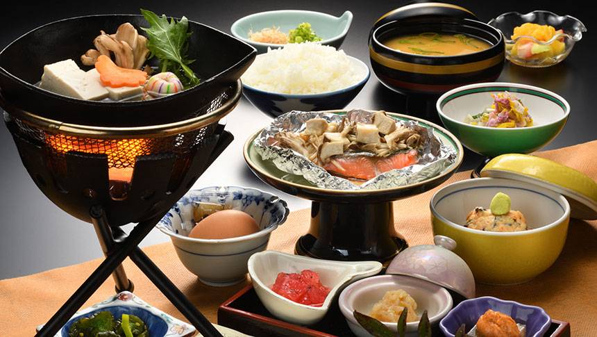 山形県の愛犬と泊まれる温泉宿「釣り宿 長者屋敷」｜体に優しい和朝食。焼き魚や湯豆腐、小鉢が並ぶこだわりの朝食膳