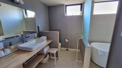 1513-slider06-shiga-yogo-rest-villas-bathroom
