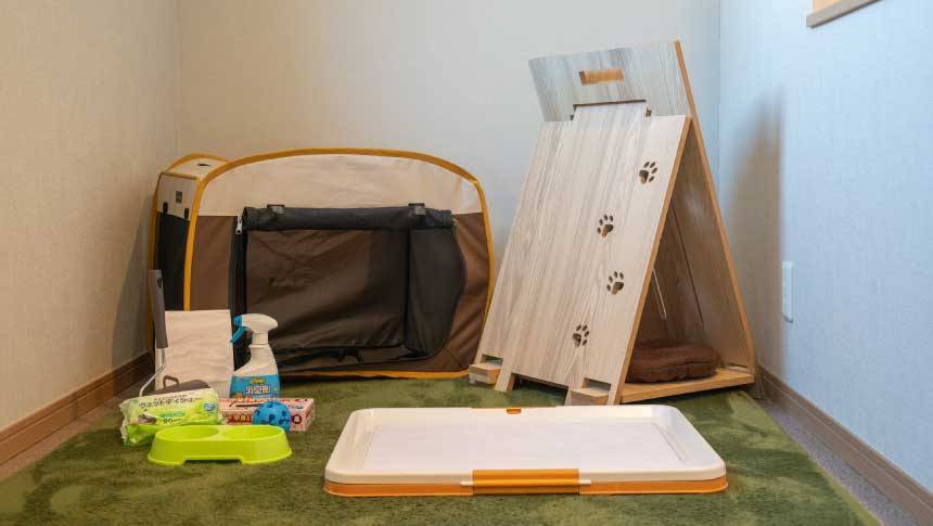 あにまる御殿の犬用アメニティ。ケージ・トイレトレー・食器など備え付け完備