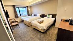 窓からの景色も楽しめるツインルーム｜ホテルイルヴェルデ京都でペットと快適な宿泊を