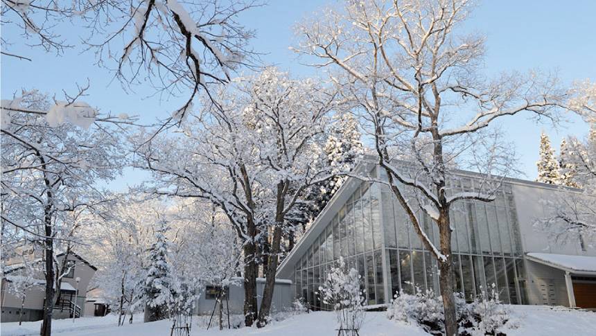 雪景色に映えるガラス張りの本部棟。四季折々の自然を感じながら、特別な滞在を楽しめる施設です。｜長野県の黒姫高原にある犬と泊まれる宿｜森の中の戸建ロッジでペットと過ごす休日を｜ラボランドくろひめ