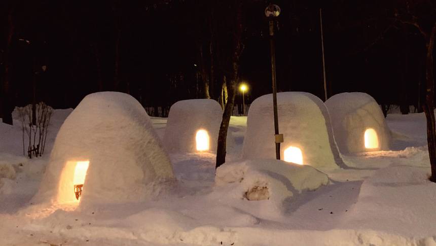 雪景色の中に並ぶ幻想的なかまくら。あたたかな灯りがともり、冬ならではの非日常体験を楽しめます。｜長野県の黒姫高原にある犬と泊まれる宿｜森の中の戸建ロッジでペットと過ごす休日を｜ラボランドくろひめ