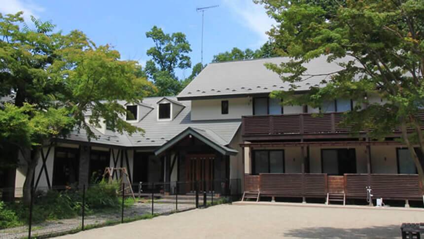 栃木県・那須高原の愛犬と泊まれる宿「ペンションfurari」広々としたドッグランと緑豊かな自然に囲まれたペンションの建物外景