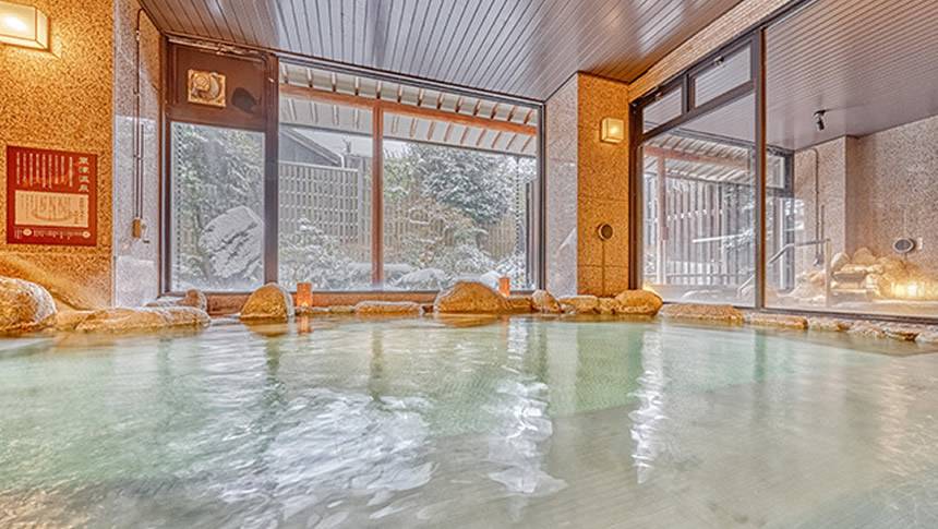 大きな窓から自然を望む明るく開放的な内湯｜石川県わんわんリゾート粟津
