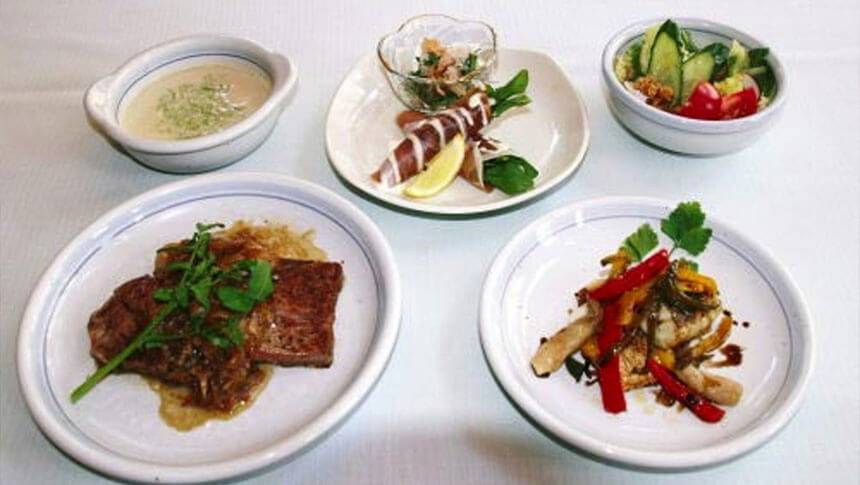 山梨県・清里高原にある犬と泊まれるペンション「ボスケット」｜地元の食材をふんだんに使った、彩り豊かな夕食コース。柔らかい和牛ステーキや新鮮な野菜料理など、心もお腹も満たされるこだわりのメニューです。