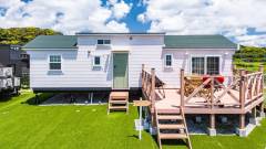 Solana鴨川 FELIZ棟の外観と専用ドッグデッキ｜千葉・鴨川のペットと泊まれるトレーラーハウス