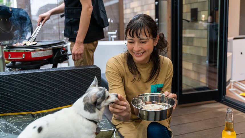 静岡県・熱海の犬と泊まれる宿「エンゼルフォレスト貸別荘」｜愛犬と一緒にテラスで楽しむバーベキュー。ワンちゃん専用の食事メニューも嬉しい