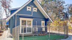 ドッグラン完備!青いログハウスが魅力の「Pochi‑Terrace八ヶ岳」(山梨・北杜)