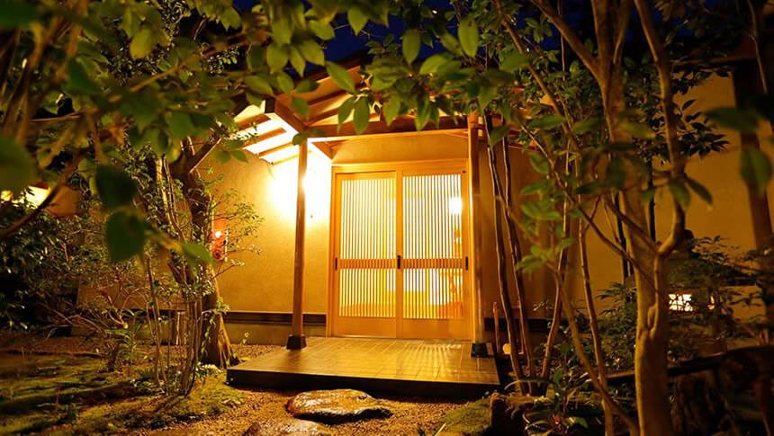 静岡県伊豆高原の高級ペット宿「レジーナリゾート伊豆無鄰」のライトアップされた情緒ある離れ客室玄関