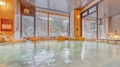 四季の風景を楽しめる広々とした内湯で癒しのひととき｜わんわんリゾート粟津