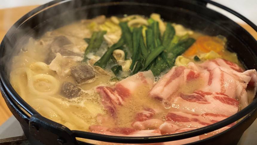 自炊も可能ですが、地元の食材をふんだんに使った熱々の鍋料理も別途ご注文可能です。体の芯から温まり、アウトドアの後にぴったりのごちそうです。｜長野県の黒姫高原にある犬と泊まれる宿｜森の中の戸建ロッジでペットと過ごす休日を｜ラボランドくろひめ