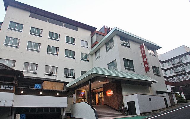 ホテルいかほ銀水｜群馬県の犬と泊まれる宿｜群馬県伊香保温泉にある、白を基調とした多階建ての温泉旅館「ホテル銀水」の外観。