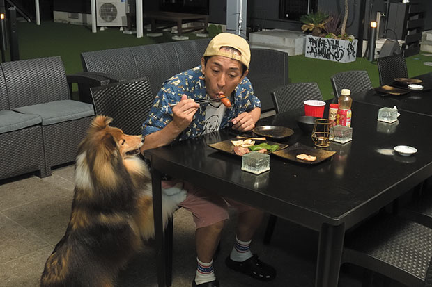 夕飯は専用BBQスペースで愛犬と一緒にBBQを楽しんでいる様子