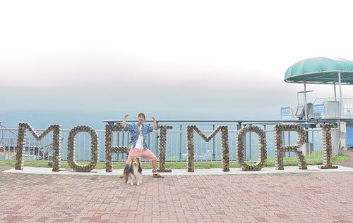頂上にあるMORIMORIのロゴモニュメントで記念撮影