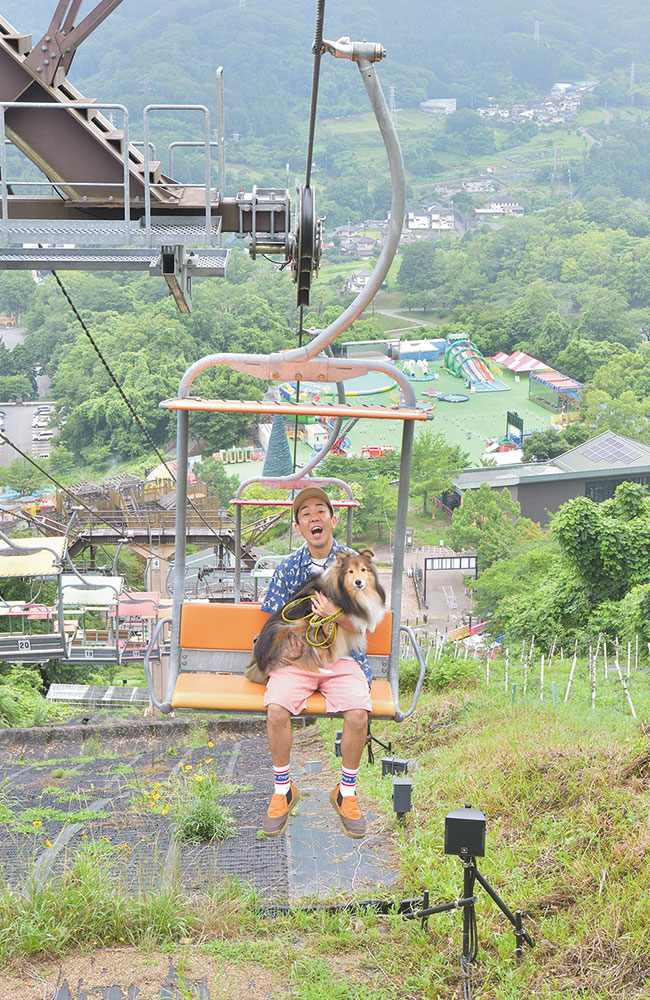 「さがみ湖MORIMORI」アトラクション①ペアパラレルリフト 高低差のあるリフトを愛犬と一緒に乗れます