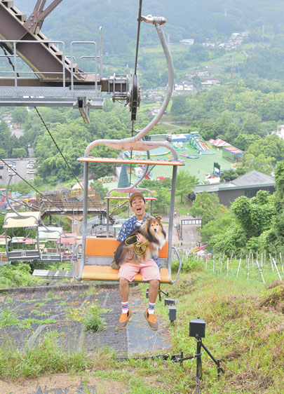 アトラクション①ペアパラレルリフト
高低差のあるリフトを愛犬と一緒に乗れます