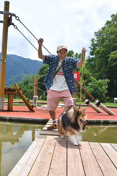 さがみ湖MORIMORIのアトラクション「SASUKE キッズアドベンチャー」のひとこま。愛犬と一緒に楽しめる