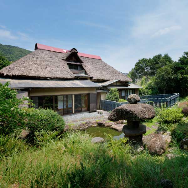 修善寺 絆＋の茅葺き屋根の離れ客室